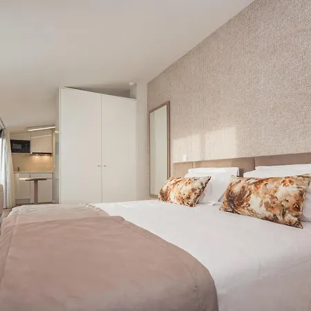 Essence Marianos Готель