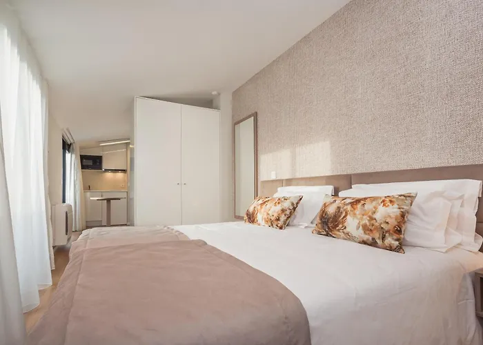 Essence Marianos Отель